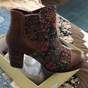 L'Artiste Suede floral boots Size 9 Never worn